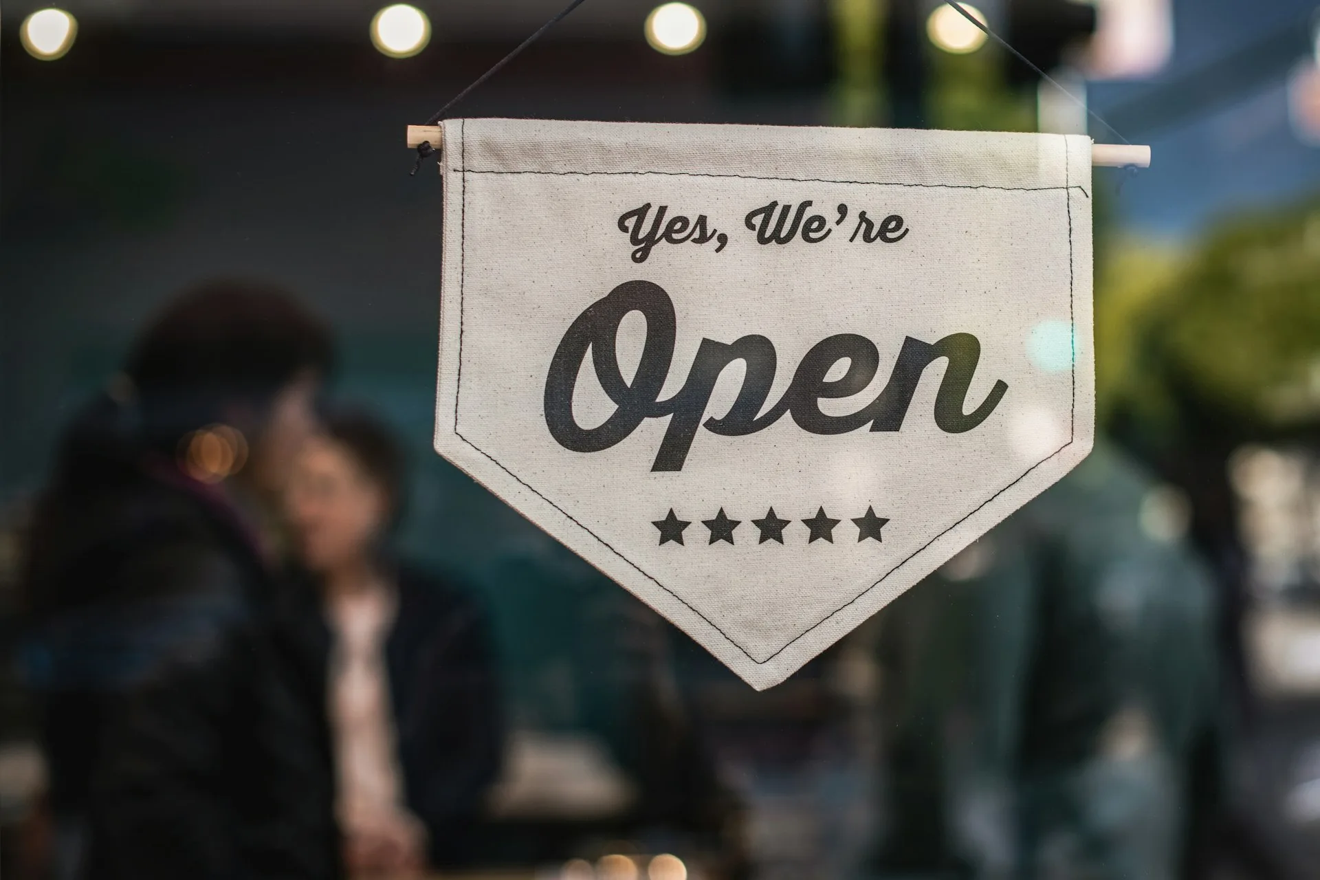 Tabliczka „open" w drzwiach nowo otwartej firmy